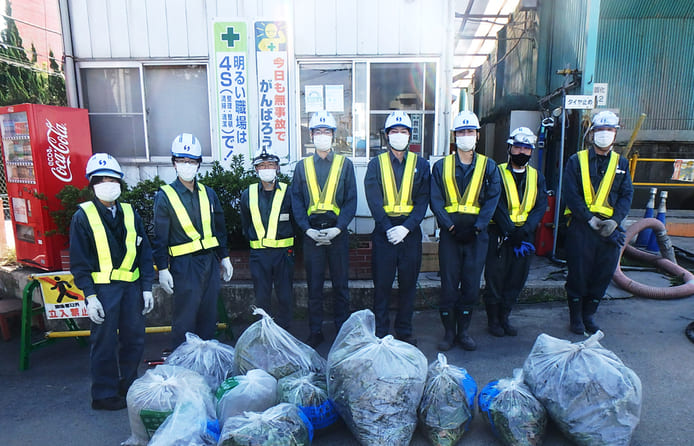 産業廃棄物の収集・処分・再資源化をコーディネイトする京葉興業のスタッフが地域清掃に取り組む様子
