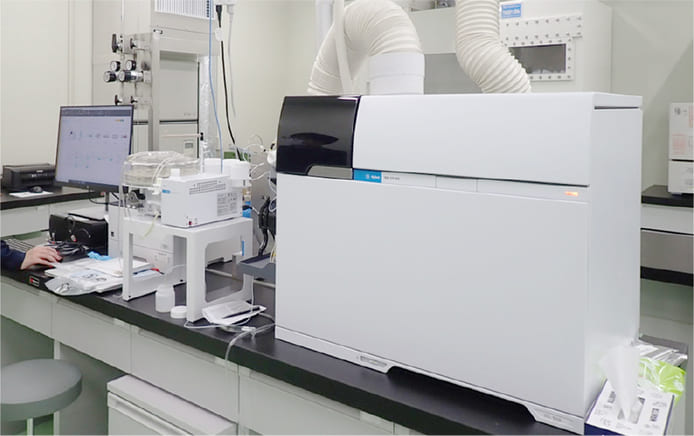 産業廃棄物の処分・再資源化を行う京葉興業のＩＣＰ－ＭＳ（誘導結合プラズマ質量分析装置）の写真